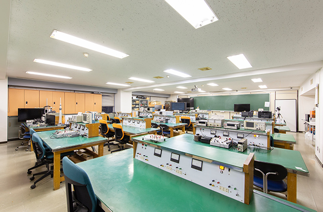 電子技術実習室（3号館 5F）