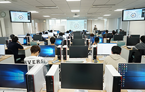 IT企業による講演会の様子（情報システム系）