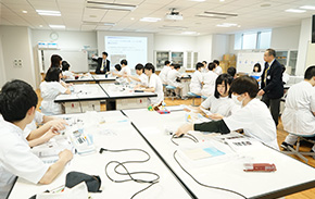 企業・団体と連携した実践教育
