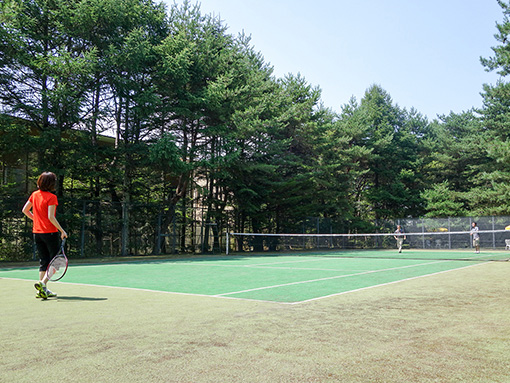 全天候型（人工芝）テニスコートと明るいカフェテラスのある軽井沢セミナーハウス