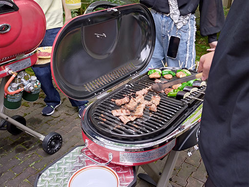 全天候型（人工芝）テニスコートと明るいカフェテラスのある軽井沢セミナーハウス