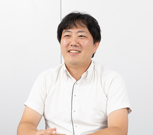 情報処理科　2007年卒業 パシフィックシステム株式会社（ソリューション本部） 勤務　フロントエンドエンジニア 鈴木さん