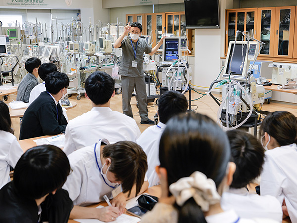 臨床工学科の医用機器学実習風景